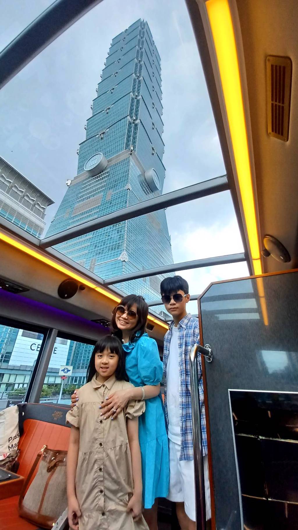 台北雙層餐車會在台北101等幾處重要景點特別停下車子，方便遊客拍照。（陳韻萍攝）