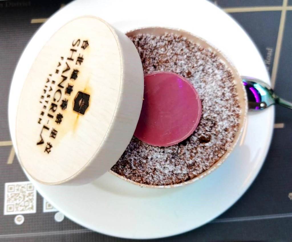 餐後以濃郁絲滑的「經典義式巧克力慕斯」為台北雙層餐車之旅畫下甜蜜句點。（陳韻萍攝）