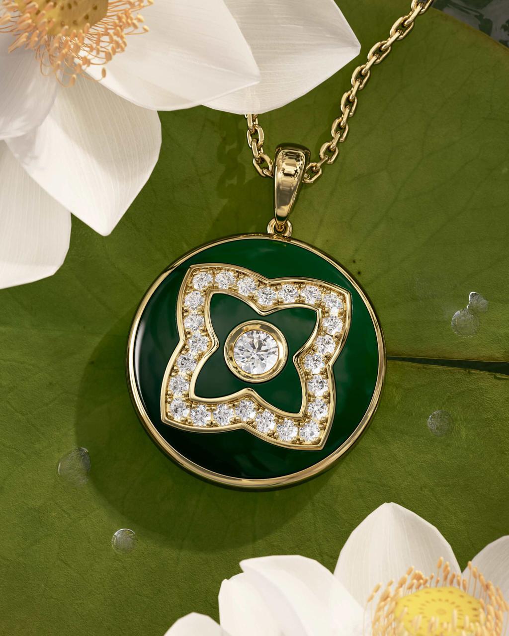 De Beers推出全新Enchanted Lotus 18K黃金與綠色琺瑯鑽石圓牌吊墜項鍊，8萬元。（De Beers提供／陶福媛台北傳真）