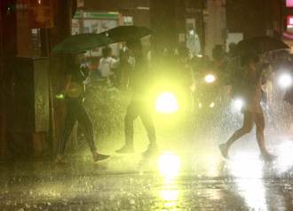 雨神夜襲！對流太旺盛  6縣市發布大雨特報