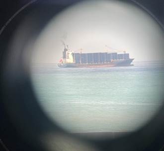 高雄港外貨櫃船進水傾斜  船長緊急棄船19船員獲救