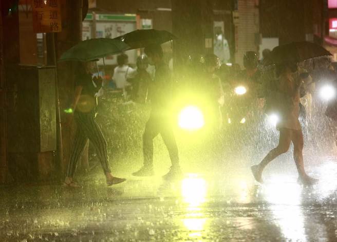 中央气象局在20日凌晨02:20，针对新竹市、新竹县、苗栗县、台中市、彰化县和云林县发布大雨特报。(资料照／陈信翰摄)