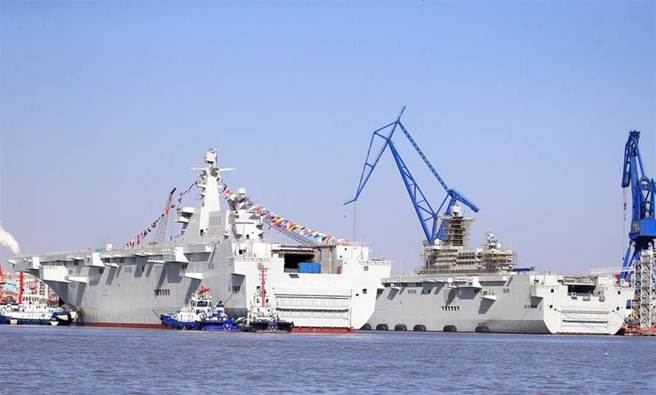 五角大厦预估，2035年中国战舰的总数量将达475艘，而美国只有305艘至317艘。图为中共2艘在建的两栖攻击舰。（图／环球时报）
