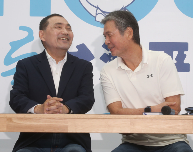 国民党总统参选人侯友宜（左）找国安会前秘书长金溥聪（右）担任竞办执行长。（资料照,陈君玮摄）