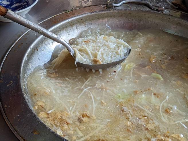 一名男子近日到北市万华吃咸粥，一碗才卖20元，份量虽不大但味道很好，他说跟阿堂相比CP值很高。（图／翻摄自爆废公社二馆）