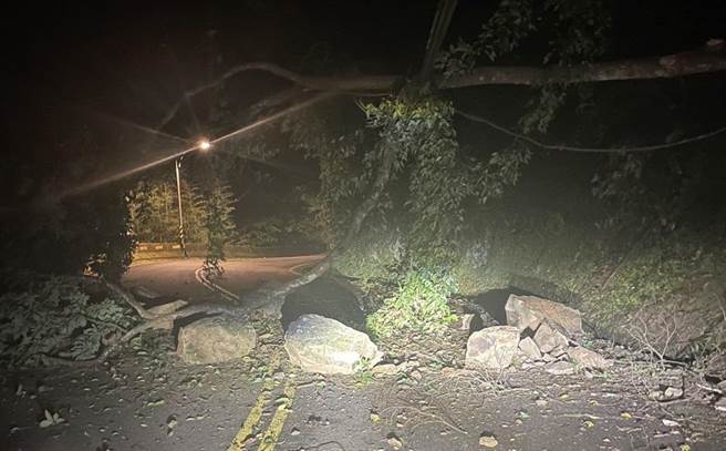 桃市復兴区凌晨边坡坍方，桃市府2小时完成清运落石。(桃园市政府提供／吕筱蝉桃园传真)