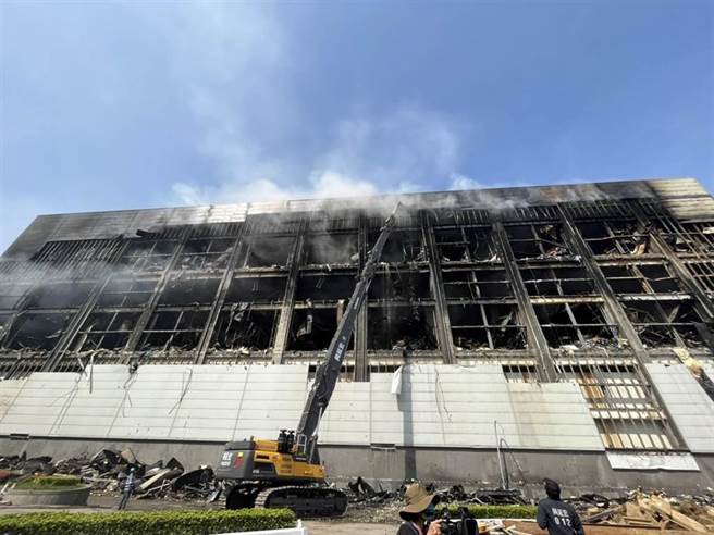 去年3月10日晚上位于桃园市的美福仓储发生火灾，大火连烧21天（本报资料照片）