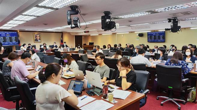 立法院社会福利及卫生环境委员会今天审查「性别工作平等法」草案及「性骚扰防治法」草案。（林良齐摄）