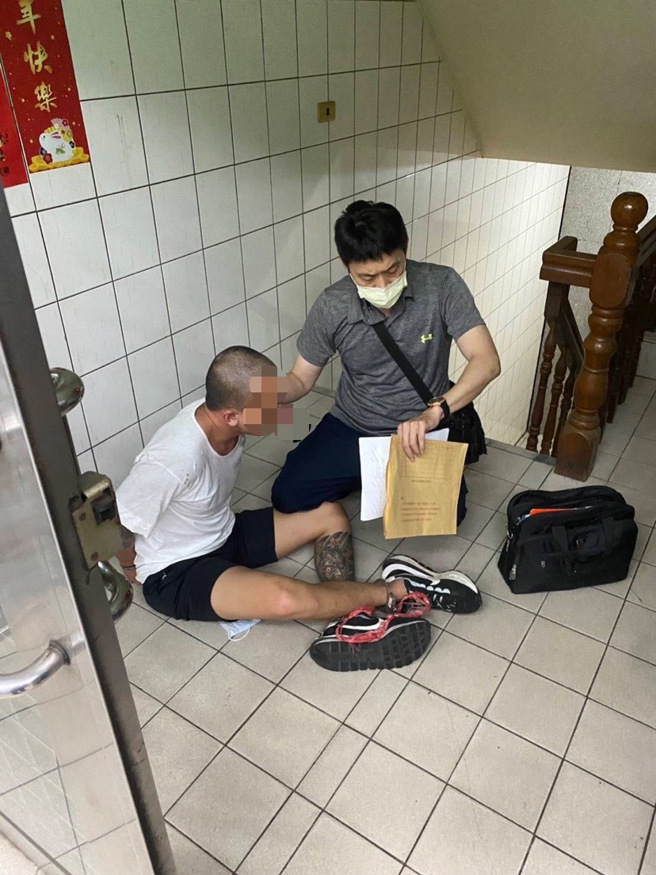 一名嫌犯躲在新北市，遭专案小组同时逮捕。(戴志扬翻摄)