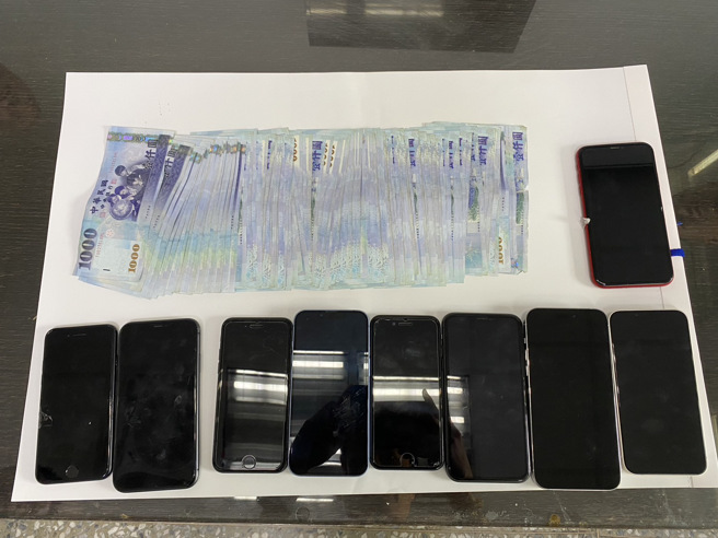 专案小组起获10余万赃款及做案用手机，(戴志扬翻摄)