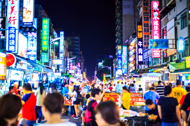 一名男子观察到很多店家都是一次调涨5元。（图／示意图，达志影像）