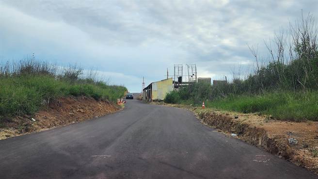 完工多月的道路，路幅宽度不一又无标线。（许逸民摄）