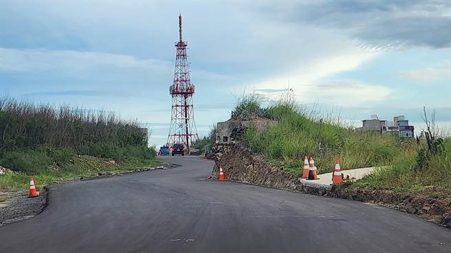 完工多月的道路，歪七扭八又无标线。（许逸民摄）