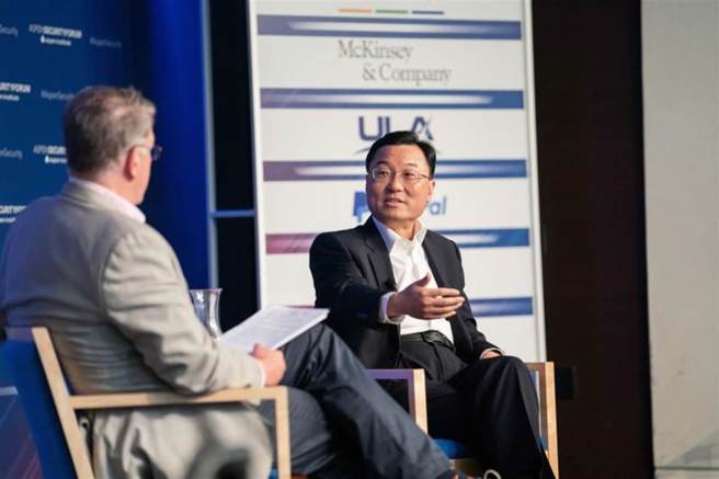 中國駐美國大使謝鋒（右）應邀出席阿斯本安全論壇，與旗語新聞社創始編輯克萊門斯舉行專場爐邊對話。（摘自中國駐美大使館官網）