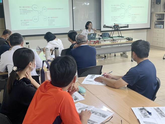 为接轨嘉义县新兴亮点无人机产业，嘉义县首办无人机证照训练班，17日正式开训。（嘉义县政府提供∕吕妍庭嘉义传真）