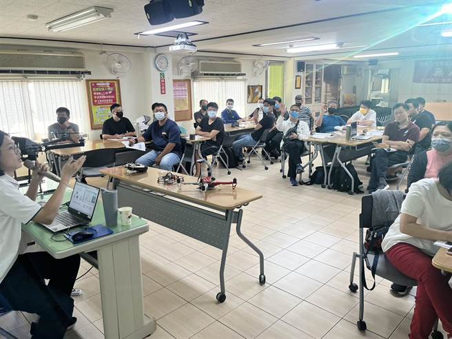 为接轨嘉义县新兴亮点无人机产业，嘉义县首办无人机证照训练班，17日正式开训。（嘉义县政府提供∕吕妍庭嘉义传真）