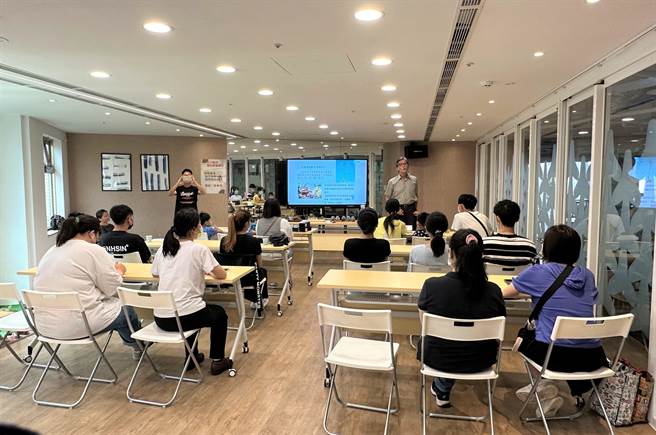 为协助新竹县弱势家庭自立脱贫，县府社会处今年暑假办理儿少发展帐户亲职教育与理财系列课程。（新竹县府提供／邱立雅竹县传真）