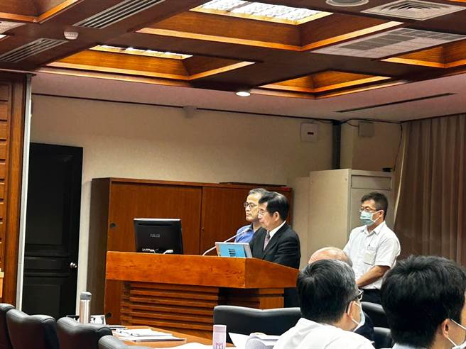 继上周行政院公布性平三法（性骚扰防治法、性别工作平等法、性别平等教育法），立院教育及文化委员会今早审查性别平等教育法草案，邀集教育部长潘文忠及相关官员列席质询。（陈薏云摄）