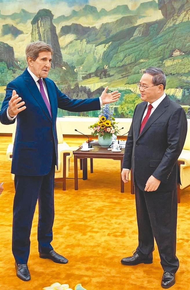 前往中国大陆访问的美国气候特使凯瑞（左）18日会见中国国务院总理李强。（图／摘自美国气候特使凯瑞推特）
