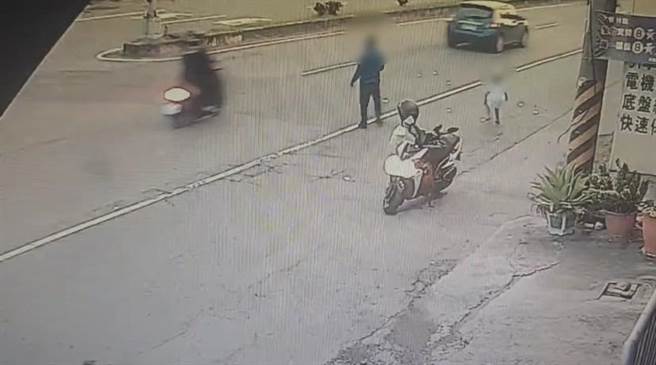 监视器拍下曾姓父女檔将散落一地的纸钞捡起。（翻摄照片／高雄洪靖宜传真）