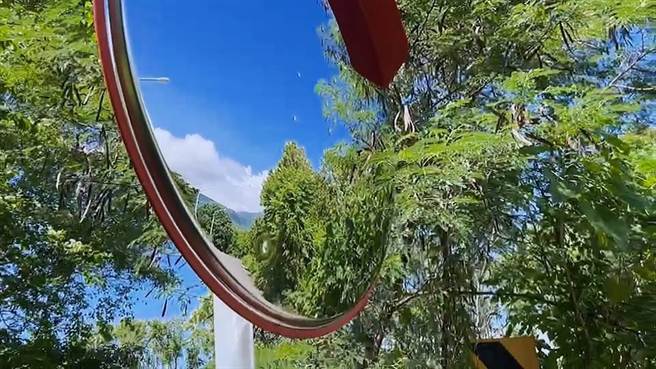 台东机场附近约有20支反光镜疑似遭空气枪破坏。（台东警分局提供／蔡旻妤台东传真）