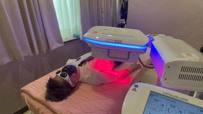 威力秀雷射治疗仪分为红外光与红光，照射时会有温热感，而操作仪器的护理师或个管师需取得证照。（陈梦茹摄）