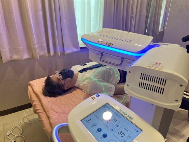 敏盛综合医院再生医学暨疼痛治疗中心引进1台市价260万元的威力秀雷射治疗仪。（陈梦茹摄）