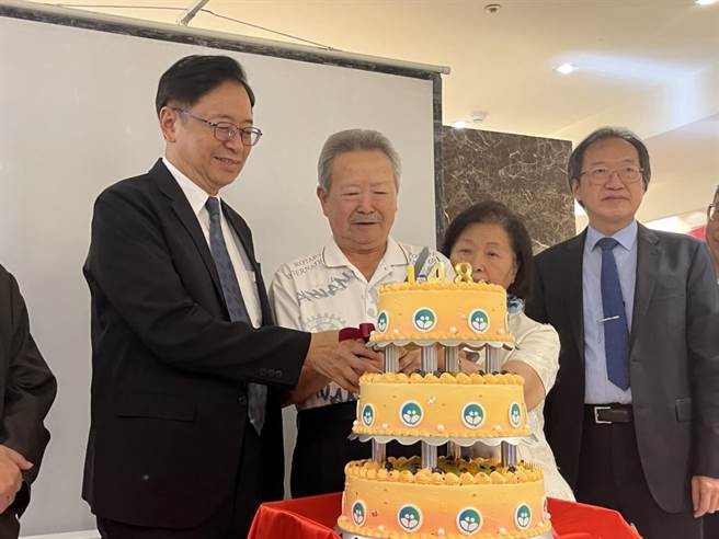 敏盛综合医院今天举行48周年院庆，眾人一同切蛋糕合影留念。（陈梦茹摄）