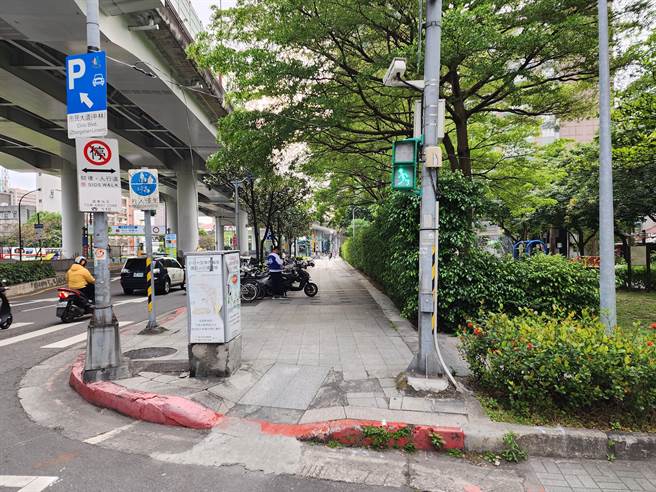 位于台北火车站及台北转运站附近的市民大道2段，地处台北市交通运输重要枢纽区域，长久以来的大量人流造成部分路段的人行道铺面老旧破损。（台北市新工处提供／刘彦宜台北传真）