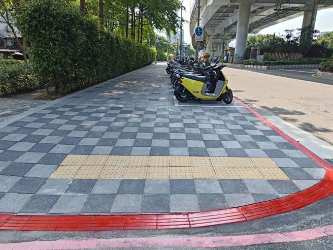 林森北路至天津街段北侧人行道办理铺面更新作业已完成，除将原有老旧破损人行道更新外，也将路口处的旧式斜坡道纳入更新改善，调整为符合新式规范的无障碍坡道。（台北市新工处提供／刘彦宜台北传真）