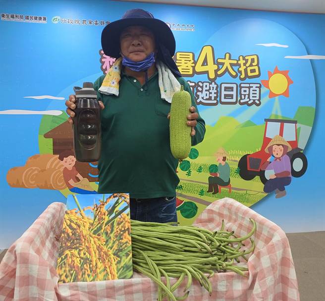 来自彰化县溪州乡的农友李先生分享，自己有种西瓜、丝瓜、菜豆和水稻，平时每天早上3点多出门务农，大约忙到6、7点，中午稍作休息，下午2、3点再继续工作，工作时都会戴帽子、准备毛巾、水壶和随身电风扇。（王家瑜摄）