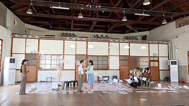 演員在彰化縣定古蹟高賓閣內排演「靠岸」音樂劇。（彰化縣文化局提供／孫英哲彰化傳真）