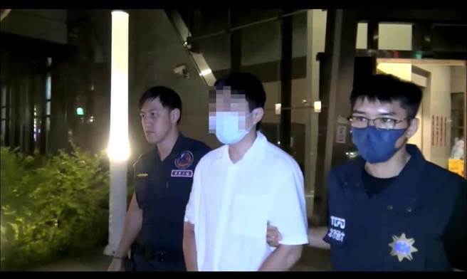 无业许姓男子在苹果专卖店连偷12次蓝芽耳机。（警方提供）