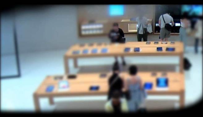 无业许姓男子在苹果专卖店连偷12次蓝芽耳机。（警方提供）