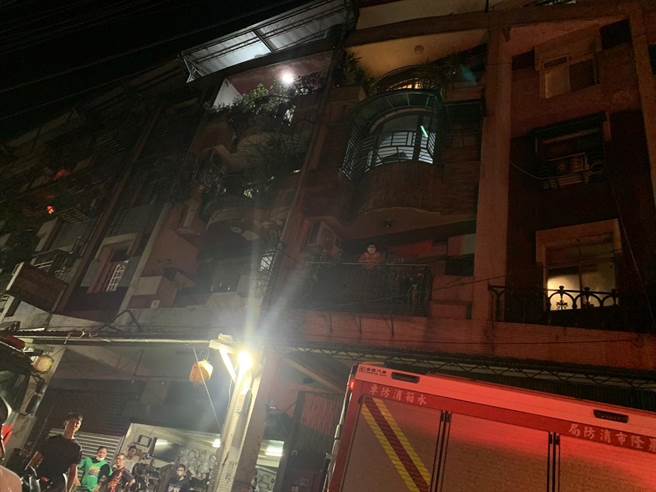 ▲基隆市中山区西定路一处公寓20日凌晨2时许传出火警，起火点为3楼堆满杂物的民宅，现场浓烟密布。幸好消防员抵达不久屋主已自行扑灭。（基隆市消防局提供／徐佑升基隆传真）