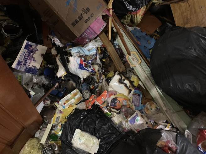 ▲起火的民宅，可以看到堆放大量易燃杂物，且有黑色烧焦痕迹。（基隆市消防局提供／徐佑升基隆传真）