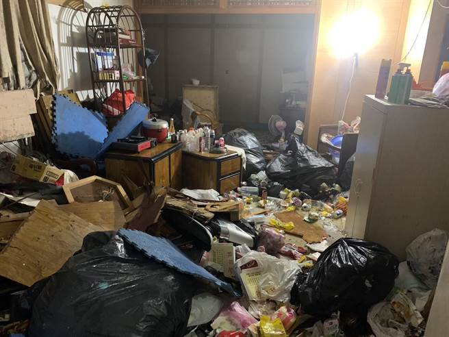 ▲起火民宅堆放大量易燃杂物，邻居担心再度发生意外，里长表示该住户屡劝不听相当头痛，将请区公所协助处理。（基隆市消防局提供／徐佑升基隆传真）