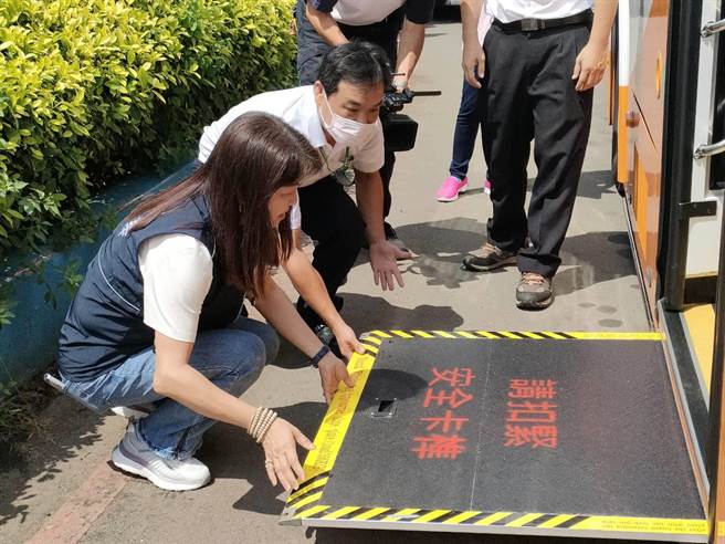 台中市议员吴琼华2月争取323路公车延驶南屯，20日通车启用，与业者查看新车设备。（潘虹恩摄）