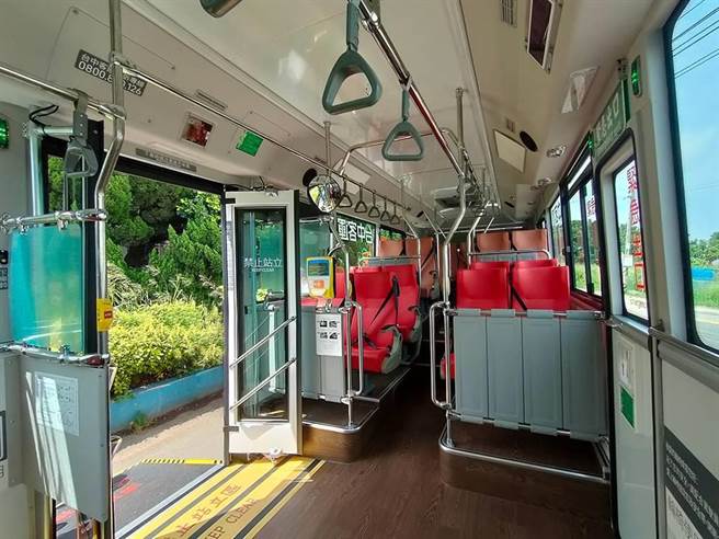 台中323路公车全线从油车汰换为电动车，设备完善、舒适，20日通车启用。（潘虹恩摄）