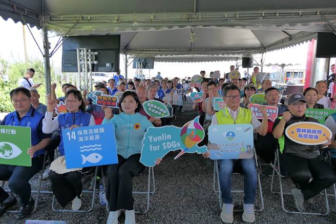 云林县行动主管会报移师麦寮乡浊水溪出海口，关注台湾旱招潮蟹生态。（张朝欣摄）