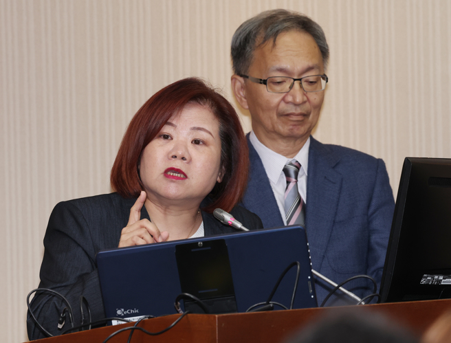 立法院臨時會社會福利及衛生環境委員會20日審查行政院函請審議「性別工作平等法部分條文修正草案」案，勞動部長許銘春（左）與衛福部長薛瑞元（左）上台備詢。（劉宗龍攝）