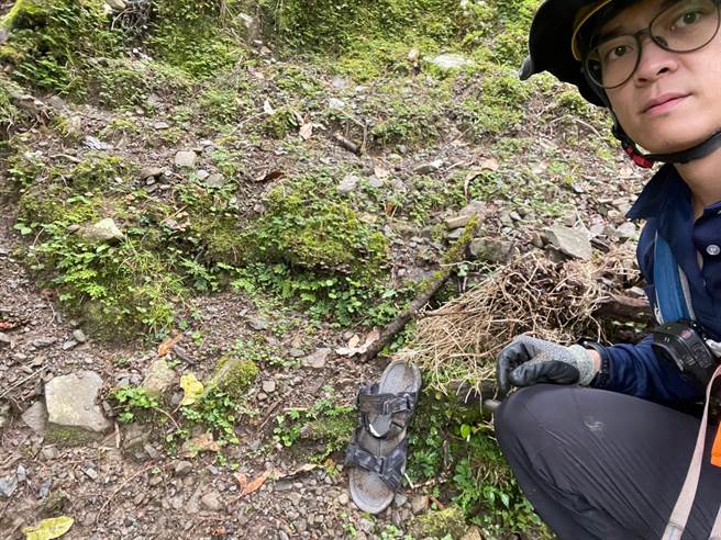 搜救人员陆续发现曾姓登山客的鞋子、帽子等随身用品。（嘉义县消防局提供∕吕妍庭嘉义传真）