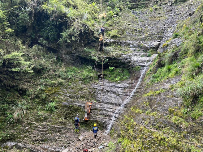 今上午搜救人员以绳索等方式将曾男遗体吊出。（嘉义县消防局提供∕吕妍庭嘉义传真）