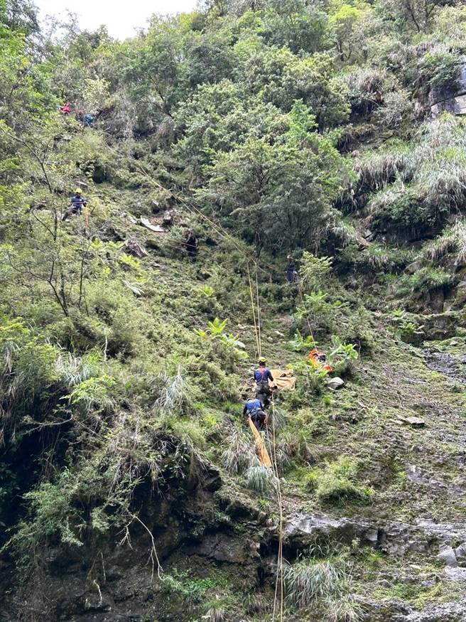 今上午搜救人员以绳索等方式将曾男遗体吊出。（嘉义县消防局提供∕吕妍庭嘉义传真）