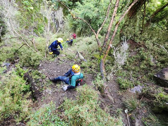 从17日至20日期间嘉县消防局已动员逾5单位共50人次在山区大搜索。（嘉义县消防局提供∕吕妍庭嘉义传真）