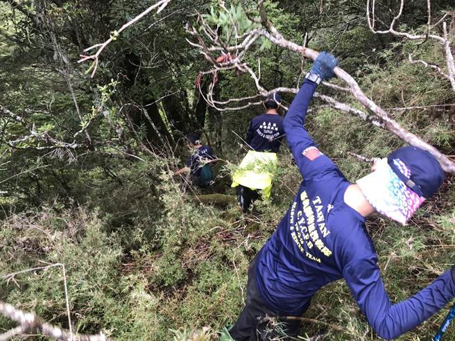 从17日至20日期间嘉县消防局已动员逾5单位共50人次在山区大搜索。（嘉义县消防局提供∕吕妍庭嘉义传真）