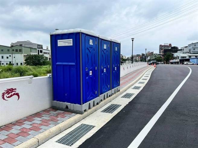 苗栗县三义乡河川加盖停车场人行道上，最近有不少人发现摆放3座流动厕所。（民眾提供／李京升苗栗传真）