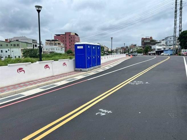 3座流动厕所相当突兀。（民眾提供／李京升苗栗传真）