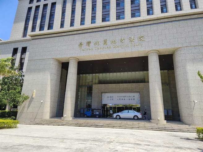 桃园市中坜区发生移工命案，一名菲律宾籍女移工被人发现陈尸在浴室内，身中数刀惨死，桃园地院裁定收押。（赖佑维摄）