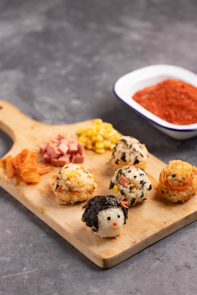 吃完火锅，还可加上玊米、海苔丝、鲔鱼、麻油等，DIY出自已专属的拳头饭糰。（马洗手맛있어요正宗韩食料理专门店提供）